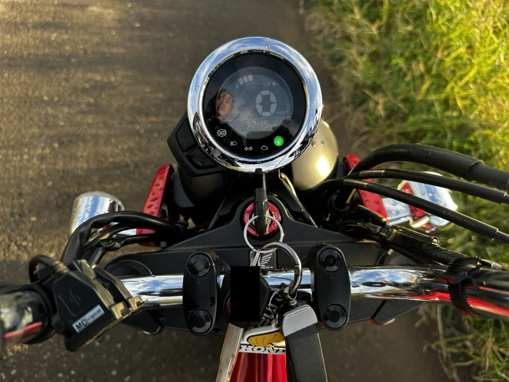 ホンダ ダックス125の丸型デジタルメーターとハンドルまわり