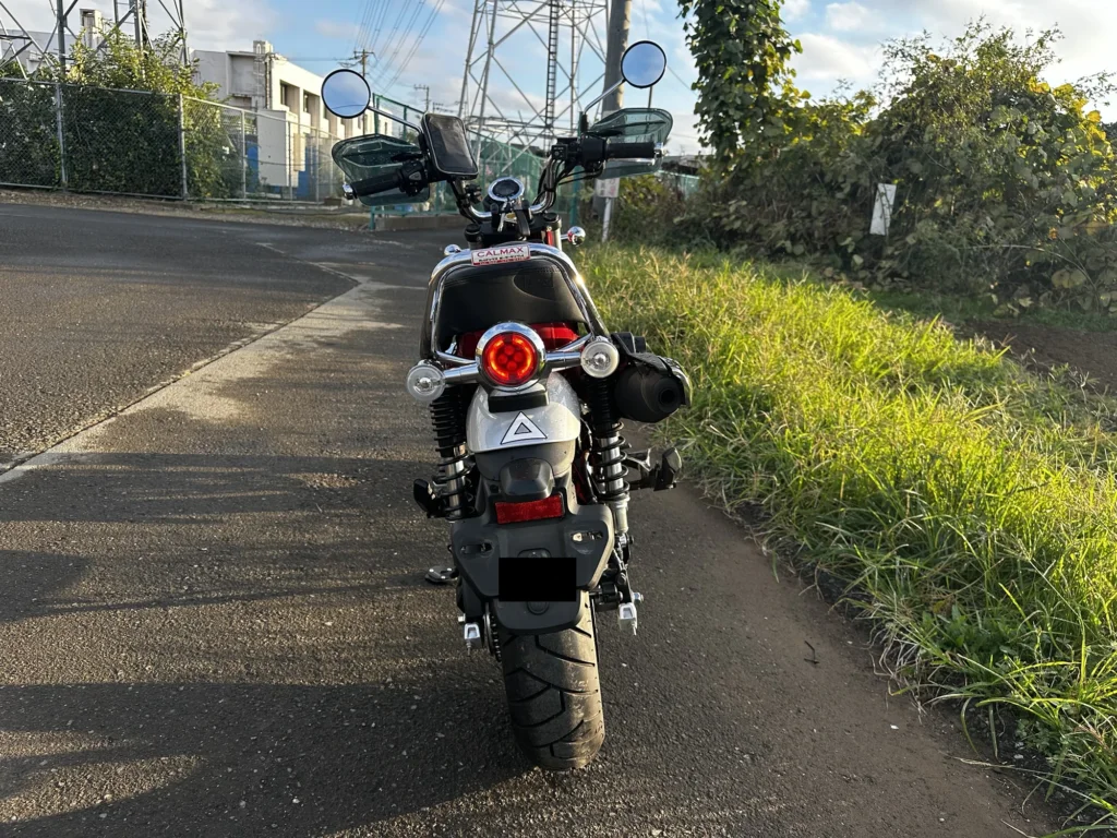 ホンダ ダックス125の後方。丸型のテールランプとクロームのグラブバーが見える