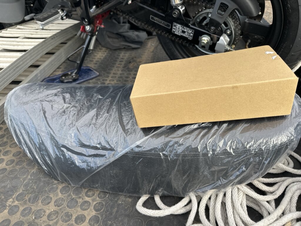 ダックス125の付属品。袋に入った純正シートと箱