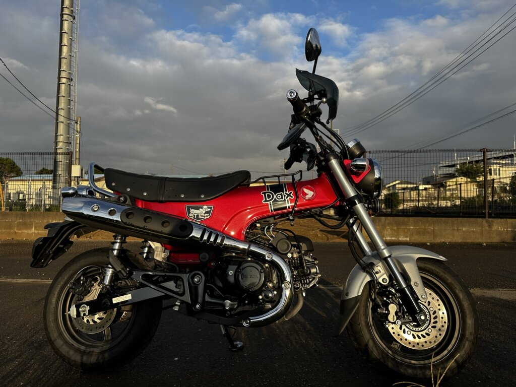 ホンダ ダックス125の右側面。クロームのアップマフラーとDaxのロゴが見える