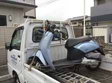 パンクした原付バイク
