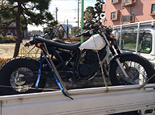 白タンクバイク
